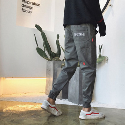 Modern férfi nadrág két színben felirattal és emblémával