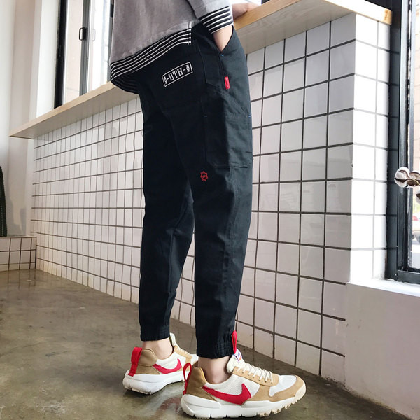 Modern férfi nadrág két színben felirattal és emblémával