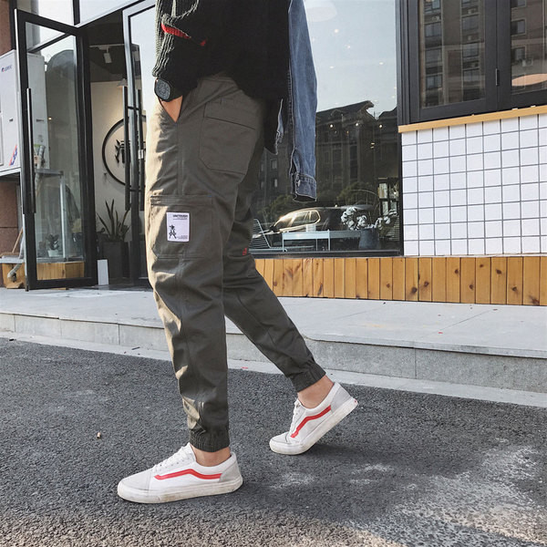 Modern férfi nadrág két színben felirattal és emblémával