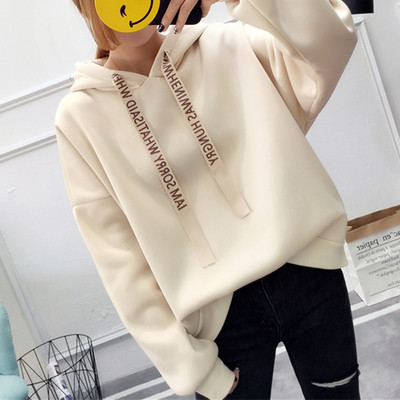 Γυναικεία μπλούζα και επιγραφές σε διάφορα χρώματα