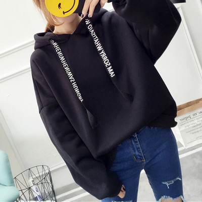 Γυναικεία μπλούζα και επιγραφές σε διάφορα χρώματα