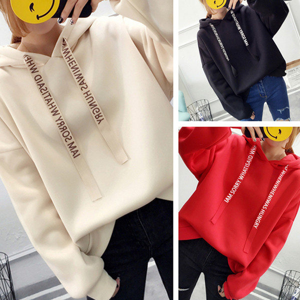 Γυναικεία μπλούζα και επιγραφές σε διάφορα χρώματα