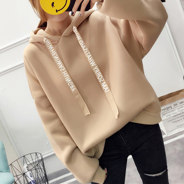 Γυναικεία μπλούζα και επιγραφές σε διάφορα χρώματα