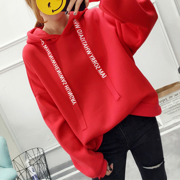 Γυναικεία μπλούζα και επιγραφές σε διάφορα χρώματα