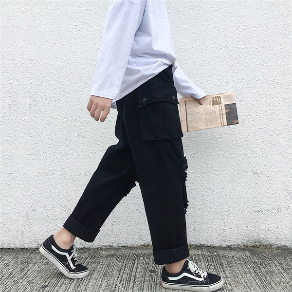 Lezser férfi nadrág, zsebekkel, szakadt motívumokkal