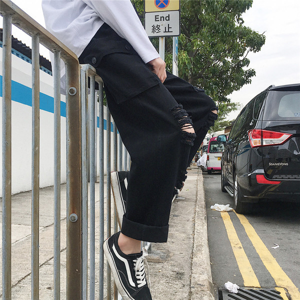 Lezser férfi nadrág, zsebekkel, szakadt motívumokkal