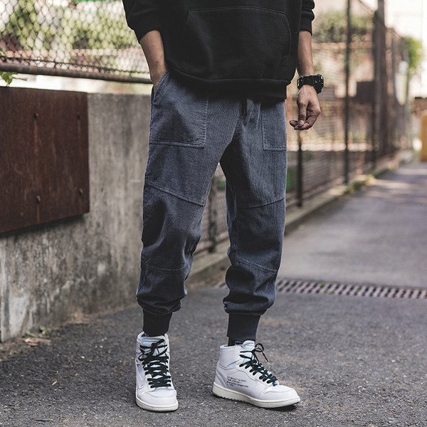 Divatos férfi nadrág zsebekkel