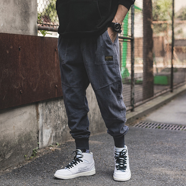 Divatos férfi nadrág zsebekkel