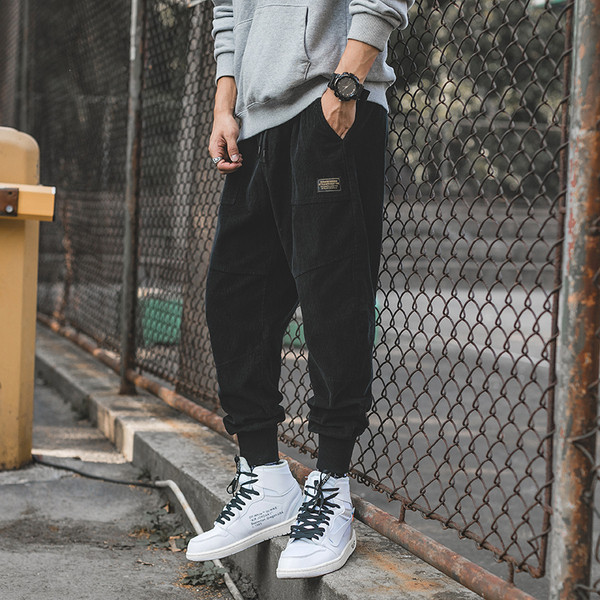 Divatos férfi nadrág zsebekkel