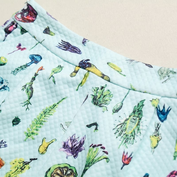 Модерни дамски къси панталони с цветен мотив 