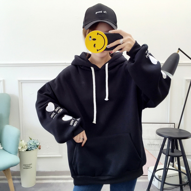 Rózsaszín és fekete női pulóver hímzéssel és kapucnival