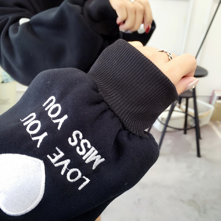 Rózsaszín és fekete női pulóver hímzéssel és kapucnival