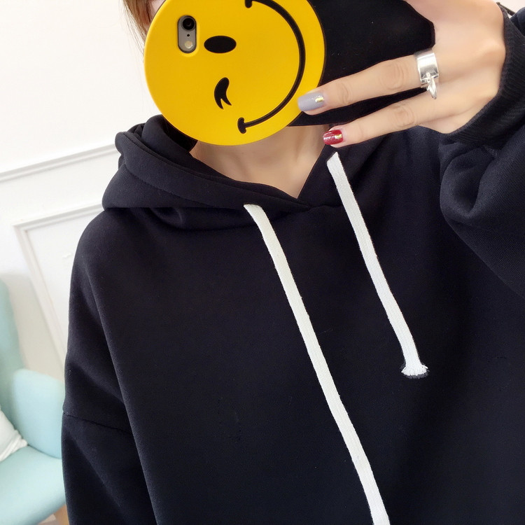 Rózsaszín és fekete női pulóver hímzéssel és kapucnival