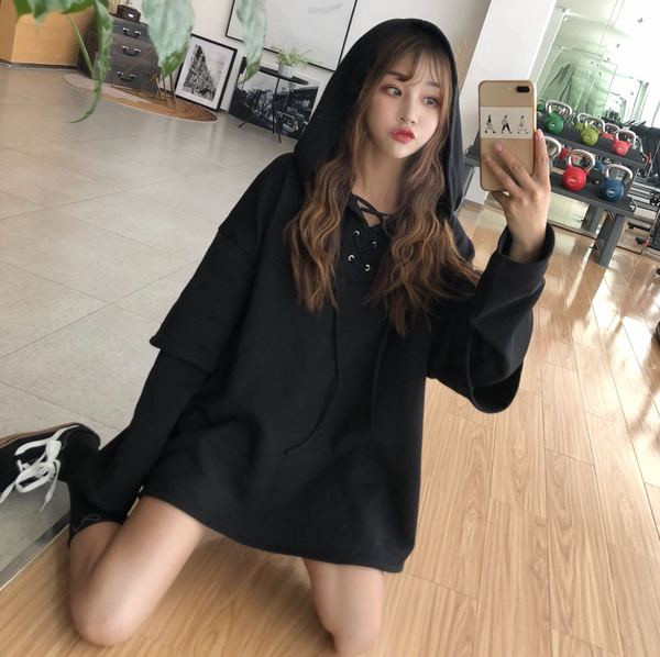 Modern női pulóver nyakkendővel és fekete és lila mintával