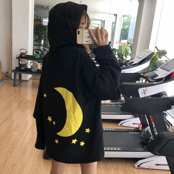 Modern női pulóver nyakkendővel és fekete és lila mintával