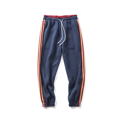 Férfi sportnadrág színes szegéllyel