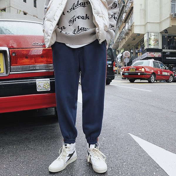 Férfi sportnadrág színes szegéllyel