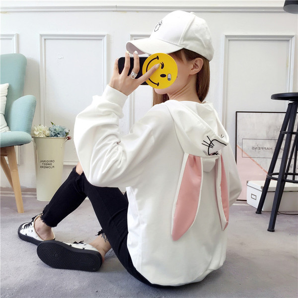 Modern női pulóver 3D elemekkel fehér és rózsaszín színben