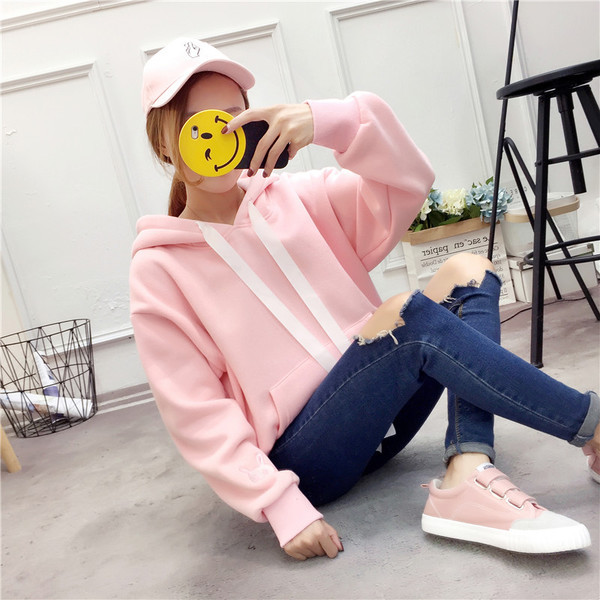 Μοντέρνο γυναικείο φούτερ με τρισδιάστατα στοιχεία σε τρία χρώματα