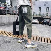 Μοντέρνα ανδρικά παντελόνια με εφαρμογή σε δύο χρώματα