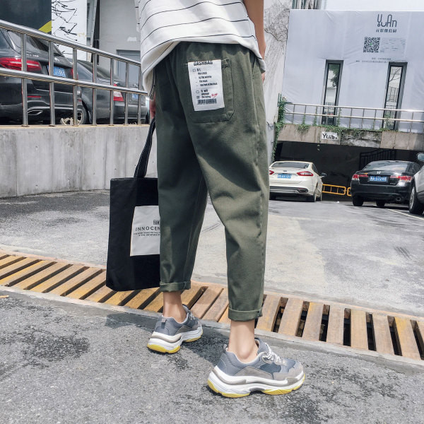 Μοντέρνα ανδρικά παντελόνια με εφαρμογή σε δύο χρώματα