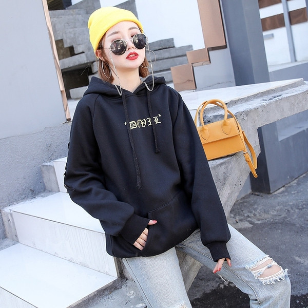 Hanorac de dama cu decor in negru si roz