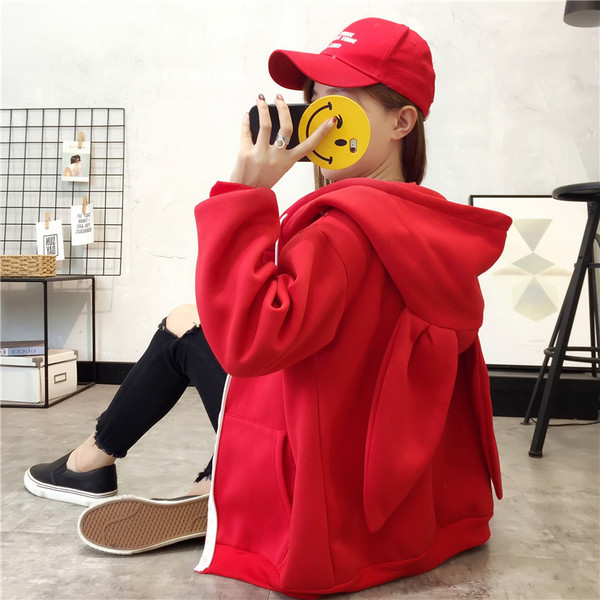 Γυναικείο φούτερ με τρισδιάστατα στοιχεία και φερμουάρ σε λευκό και κόκκινο χρώμα