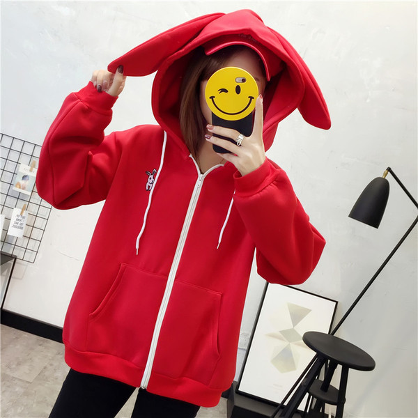 Γυναικείο φούτερ με τρισδιάστατα στοιχεία και φερμουάρ σε λευκό και κόκκινο χρώμα