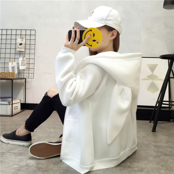 Γυναικείο φούτερ με τρισδιάστατα στοιχεία και φερμουάρ σε λευκό και κόκκινο χρώμα