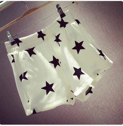 Alkalmi női rövidnadrág zsebekkel, két színben