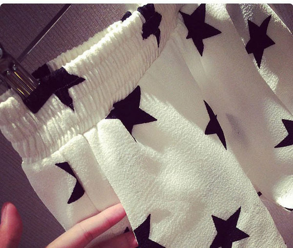 Alkalmi női rövidnadrág zsebekkel, két színben