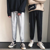 Férfi sportnadrág színes szegéllyel és felirattal