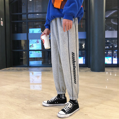 Férfi sportnadrág színes szegéllyel és felirattal