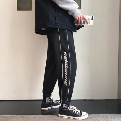 Férfi sportnadrág színes szegéllyel és felirattal