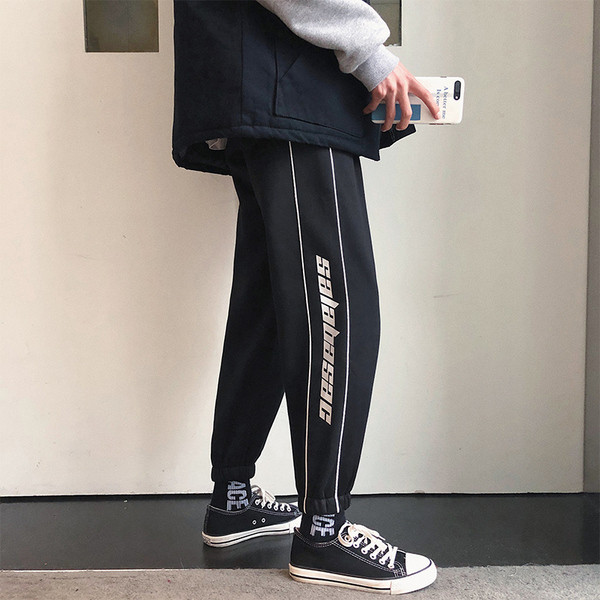 Férfi sportnadrág színes szegéllyel és felirattal