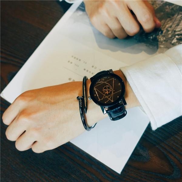 Modern férfi és női karóra többféle színben