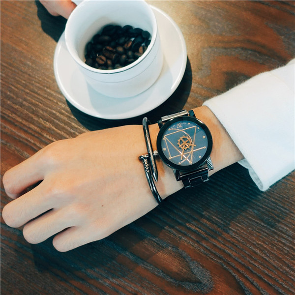 Modern férfi és női karóra többféle színben