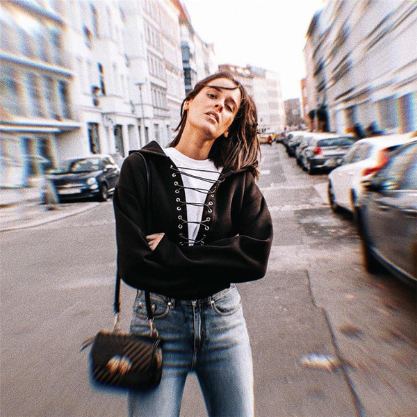 Γυναικεία μπλούζα με κουκούλα και κορδόνια σε μαύρο χρώμα