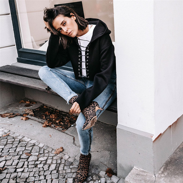 Γυναικεία μπλούζα με κουκούλα και κορδόνια σε μαύρο χρώμα