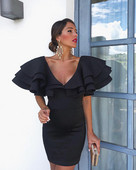 Stílusos női ruha V-nyakkal, fekete színben