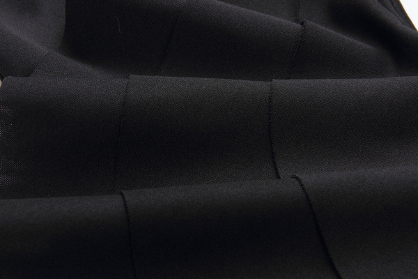 Stílusos női ruha V-nyakkal, fekete színben