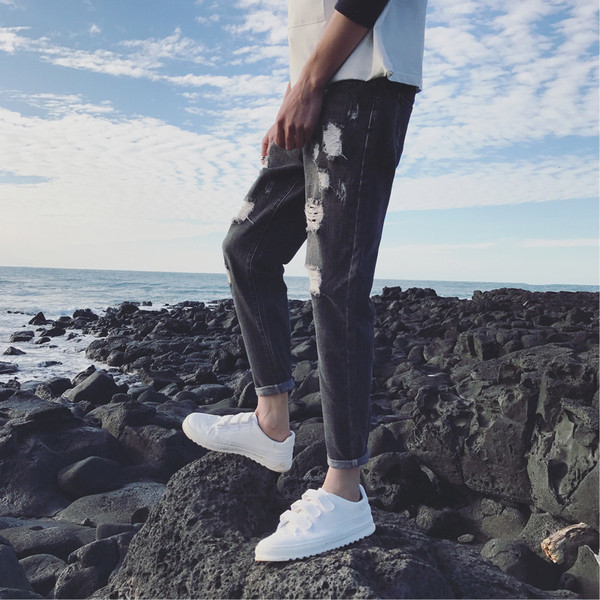 Modern férfi farmer két színben, szakadt motívumokkal