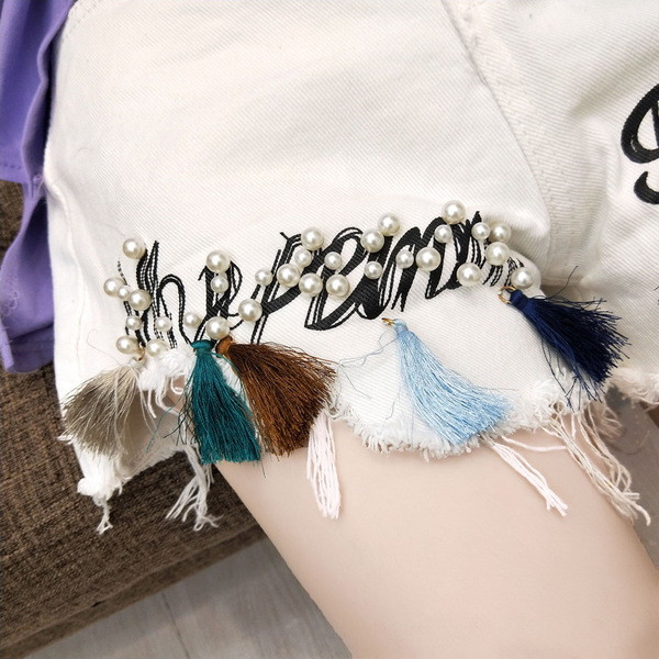 Modern női rövidnadrág bojtos elemmel több színben