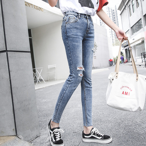 Νέο μοντέλο γυναικεία τζιν σε μπλε χρώμα με σχισμένα μοτίβα