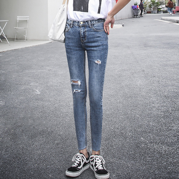 Νέο μοντέλο γυναικεία τζιν σε μπλε χρώμα με σχισμένα μοτίβα