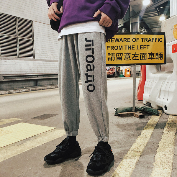 Férfi sportnadrág szürke és fekete felirattal