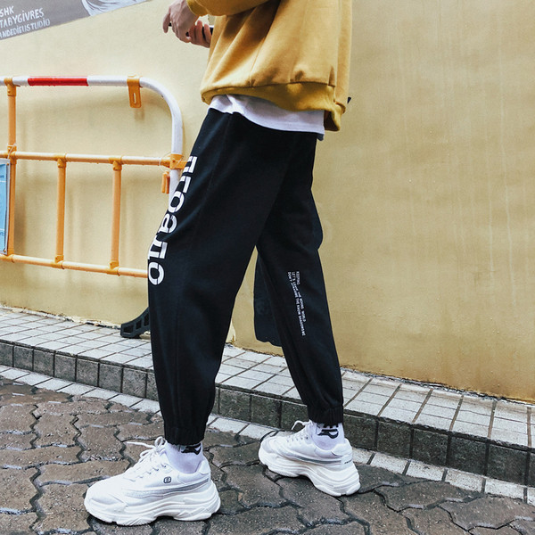 Férfi sportnadrág szürke és fekete felirattal