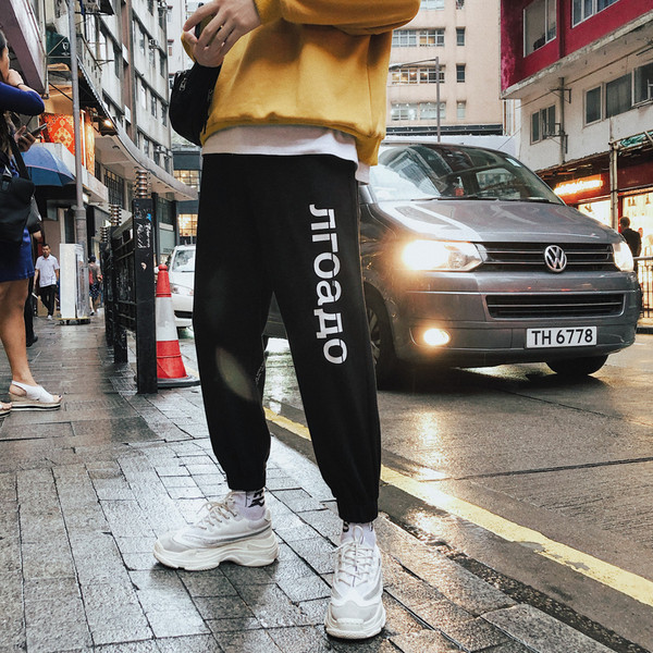 Férfi sportnadrág szürke és fekete felirattal