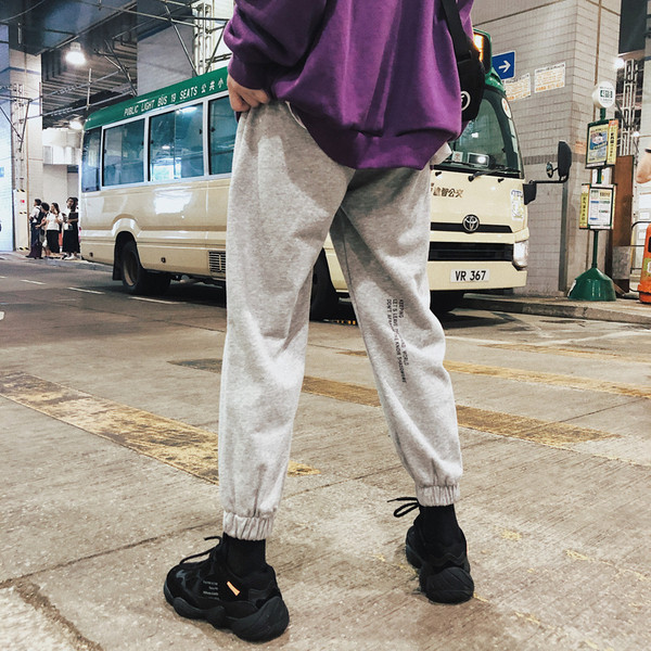 Férfi sportnadrág szürke és fekete felirattal