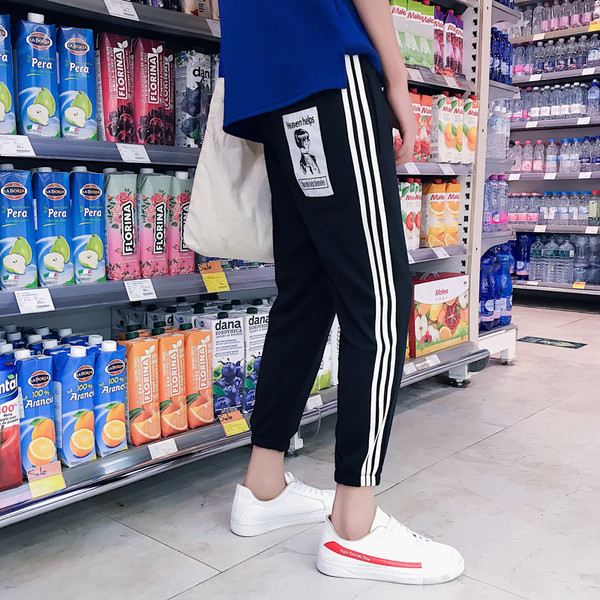 Μοντέρνα ανδρικά αθλητικά παντελόνια σε μαύρο χρώμα με  εφαρμογές